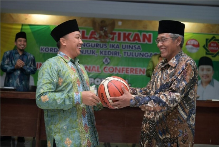 Menteri Pemuda dan Olahraga Imam Nahrawi memberikan bola basket kepada Wakil Bupati Nganjuk Abdul Wachid Badrus usai melantik pengurusan Ikatan Alumni IAIN/UIN Sunan Ampel Surabaya (IKA UINSA) Korda Nganjuk, Kediri, dan Tulungagung di Beppeda Pemkab Nganju