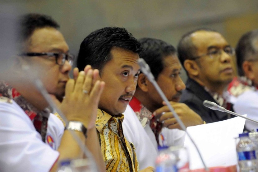 Menteri Pemuda dan Olahraga Imam Nahrawi mengikuti rapat kerja bersama Komisi X DPR RI Kompleks Parlemen Senayan, Jakarta, Kamis (5/2). Rapat membahas RAPBN perubahan 2015 sesuai dengan nota keuangan serta evaluasi terhadap PSSI. 