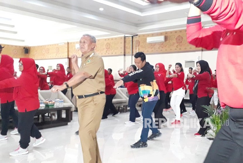 Menteri Pemuda dan Olahraga Imam Nahrawi mengikuti senam poco-poco bersama pada kegiatan Pelatihan Penggerak Olahraga Senam Kebugaran Masyarakat, di Kuningan, Jawa Barat, Selasa (10/7). 