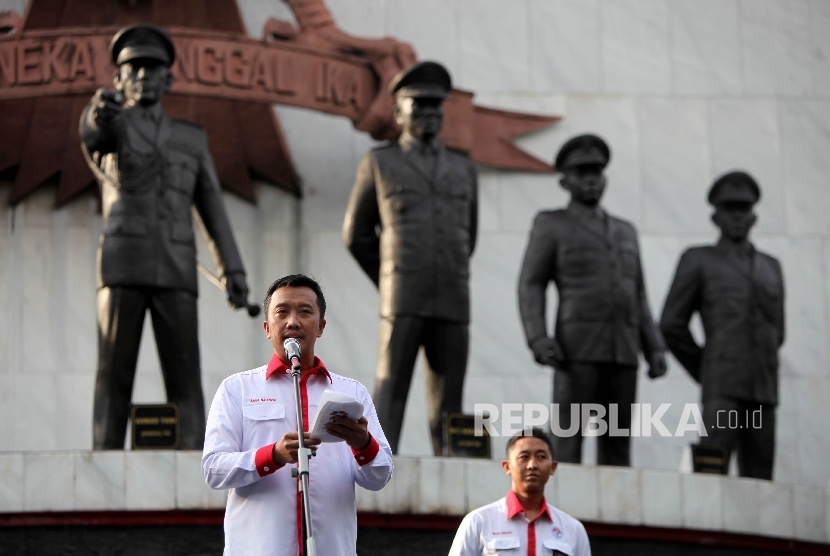 Menteri Pemuda dan Olahraga Imam Nahrawi saat mengikuti upacara pernyataan sikap kesetiaan pemuda kepada Pancasila, UU 1945 dan NKRI dalam rangka peringatan hari kelahiran Pancasila di Monumen Pancasila Sakti Lubang Buaya, Jakarta, Rabu (31/5).