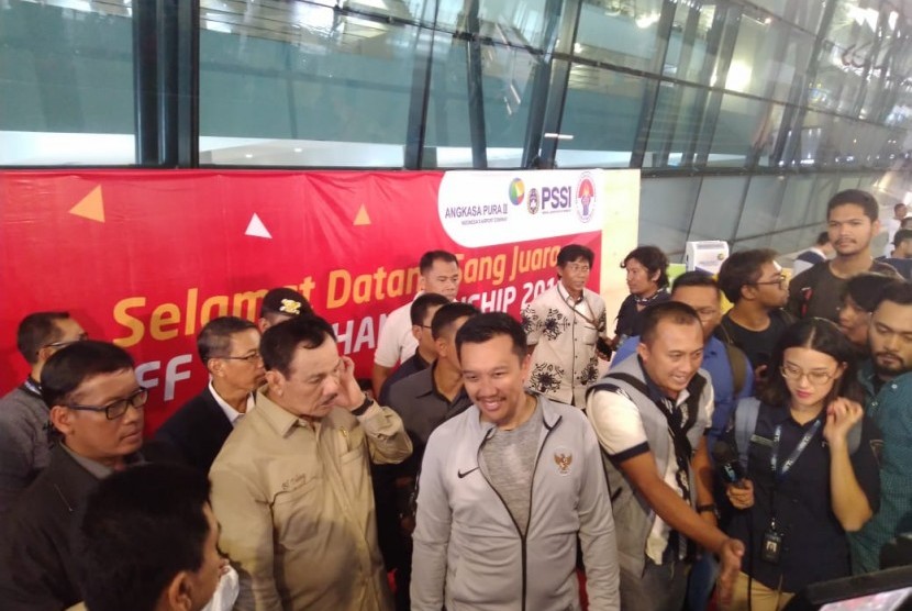 Menteri Pemuda dan Olahraga, Imam Nahrawi saat menyambut penggawa Timnas Indonesia U-22 di Bandara Soekarno-Hatta, Tangerang, Rabu (27/2). 