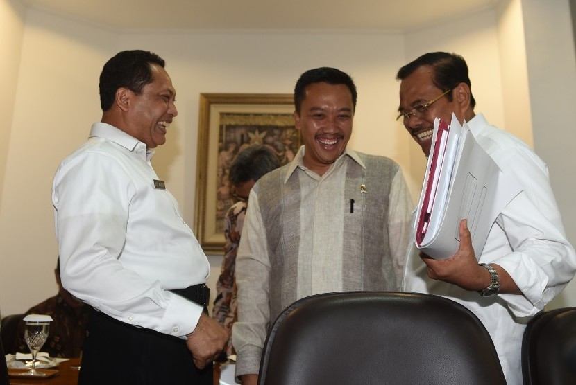  Menteri Pemuda dan Olahraga Imam Nahrawi (tengah) berbincang dengan Jaksa Agung HM Prasetyo (kanan) dan Kepala BNN Komjen Pol Budi Waseso (kiri) sebelum mengikuti rapat terbatas tentang pemberantasan narkoba di Kantor Presiden, Jakarta, Rabu (24/2).