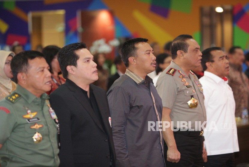 Menteri Pemuda dan Olahraga Imam Nahrawi (tengah) bersama Chief de Mission Kontingen Indonesia di Asian Games 2018 Komisaris Jenderal Polisi Syafruddin (kedua kanan), Ketua Panitia Asian Games 2018 Erick Thohir (kedua kiri), Ketua KONI Tono Suratman (kanan) dan Deputi I CDM Mayjen TNI Herindra (kiri) menghadiri peresmian Sekretariat CdM (chief de mission) Tim Indonesia Asian Games 2018 di Gedung PTIK, Jakarta, Jumat (26/1). 