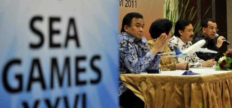 Menteri Pemuda dan Olahraga (Menpora) Andi Malarangeng (kedua kanan), Ketua Panitia Nasional Sea Games XXVII ((Indonesia Sea Games Organizing Committee / INASOC) Rita Subowo (kedua kiri), Direktur Utama PT Garuda Indonesia Emisyah Satar (kanan), dan Ketua 