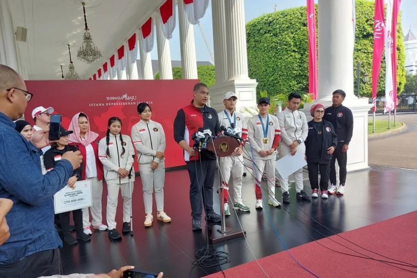 Menteri Pemuda dan Olahraga (Menpora) Dito Ariotedjo saat menyampaikan keterangan di kompleks Istana Kepresidenan, Jakarta Pusat, Kamis (15/8/2024). 