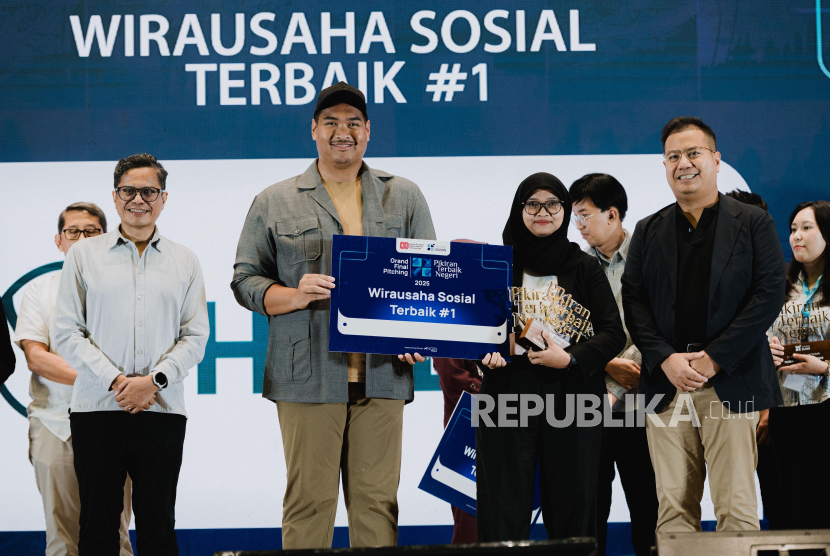 Menteri Pemuda dan Olahraga (Menpora) Dito Ariotedjo (tengah), Sekretaris Kementerian BUMN Rabin Hattari (kanan), dan Staf Khusus Menteri BUMN bidang Investasi Strategis Pahala Mansury (kiri) dalam acara Grand Final Pitching Pikiran Terbaik Negeri (PTN) 2025 yang digelar Yayasan BUMN di Ballroom Unika Atma Jaya, Jakarta.