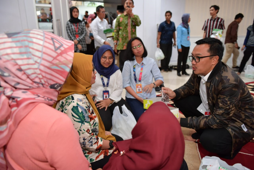 Menteri Pemuda dan Olahraga (Menpora) Imam Nahrawi berbuka puasa bersama dengan ratusan karyawan Kemenpora di Wisma Menpora, Jakarta, Selasa (7/5). Dalam kesempatan ini, Menpora mengajak kepada seluruh karyawan Kemenpora untuk memperbanyak amal saleh di bulan Ramadan.