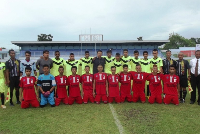 Menteri Pemuda dan Olahraga (Menpora) Imam Nahrawi berfoto bersama Tim PPLP Maluku dan SKO Padang sebelum pertandingan Kejurnas Sepakbola PPLP/PPLD 2015 di Stadion Depati Amir, Pangkal Pinang, Rabu (27/5).