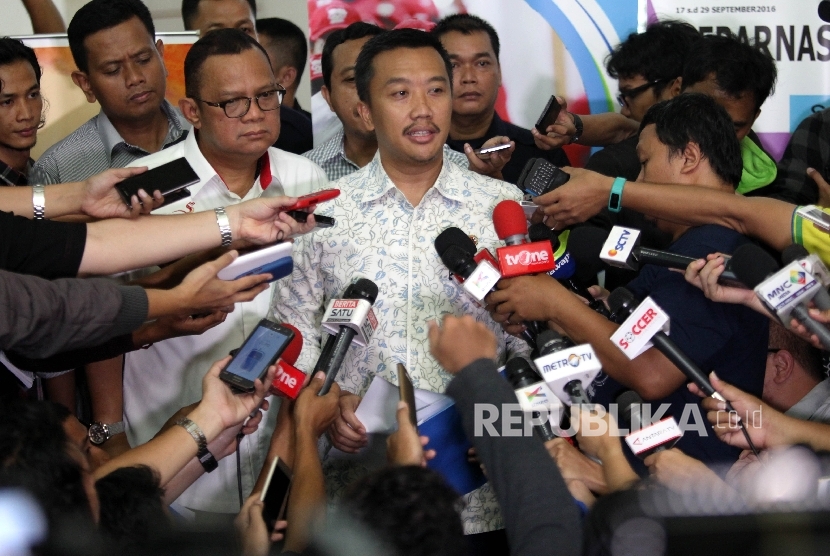 Menteri Pemuda dan Olahraga (Menpora) Imam Nahrawi memberikan keterangan pers terkait pencabutan Surat Keputusan (SK) Pembekuan PSSI di Jakarta, Rabu (11/5). (Republika/Rakhmawaty La'lang)