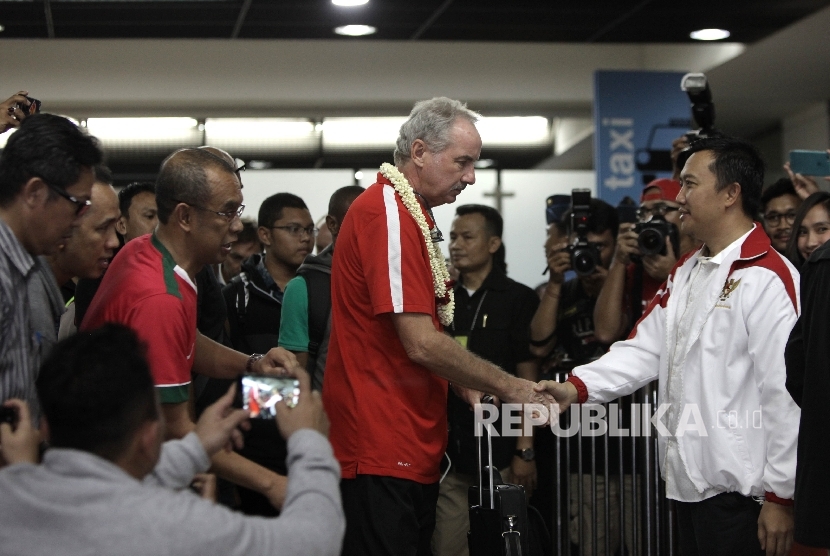 Menpora Imam Nahrawi (kanan) menyambut pelatih timnas Indonesia, Alfred Riedl dan sejumlah pemain skuat Garuda di Bandara Soakarno Hatta, Tangerang, Banteng, Ahad (18/12).