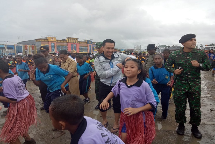 Menteri Pemuda dan Olahraga (Menpora) Imam Nahrawi tarian 'seka' di Mimika Papua
