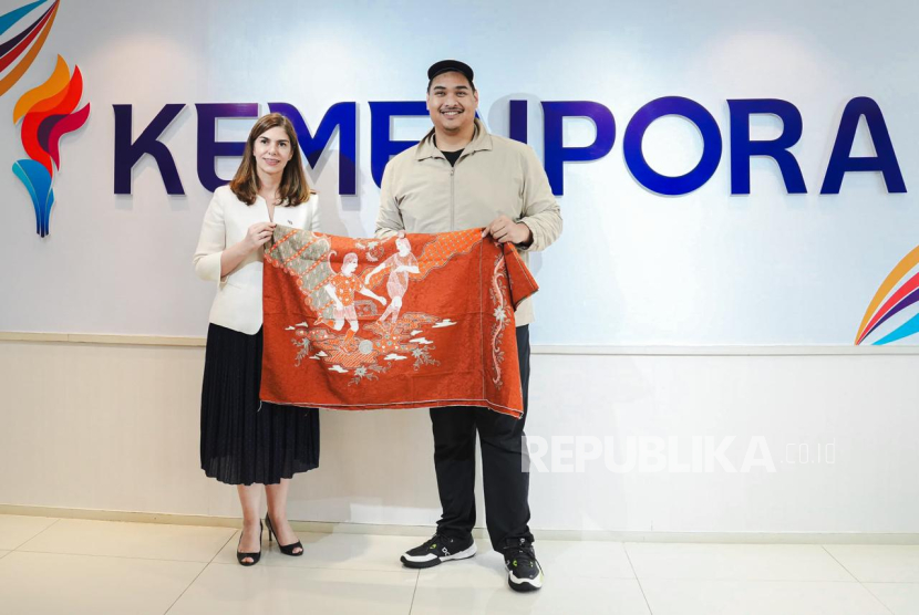 Menteri Pemuda dan Olahraga (Menpora) RI Dito Ariotedjo (kanan) menggelar pertemuan dengan Duta Besar Uruguay untuk Indonesia, Cristina Gonzalez di Lantai 10 Graha Kemenpora, Jalan Gerbang Pemuda Nomor 3 Senayan, Jakarta, Senin (19/5/2025) siang.