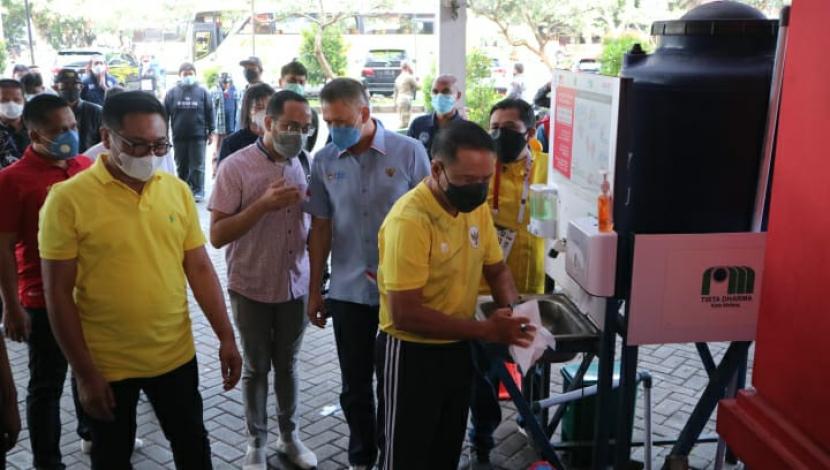 Menteri Pemuda dan Olahraga (Menpora) RI, Zainuddin Amali meninjau Stadion Gajayana, Kota Malang, Jumat (26/3). 