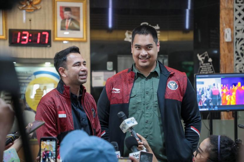 Menteri Pemuda dan Olahraga Republik Indonesia Dito Ariotedjo (kanan) bertemu Raffi Ahmad