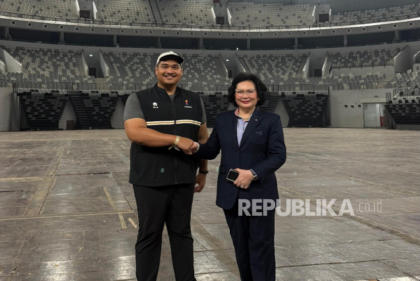 Menteri Pemuda dan Olahraga Republik Indonesia Dito Ariotedjo (kiri) bersama Presiden Federasi Bulu Tangkis Dunia (BWF) Khunying Patama Leeswadtrakul meninjau Indonesia Arena di Jakarta, Ahad (8/6/2025).