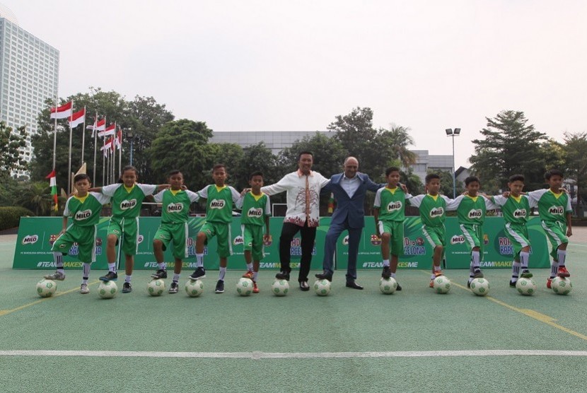 Menteri Pemuda dan Olahraga Republik Indonesia Imam Nahrawi (tengah kiri), President Director PT Nestlé Indonesia Dharnesh Gordhon (tengah kanan) bersama sepuluh siswa sekolah dasar yang akan berlatih teknik sepak bola di FCBEscola Barcelona.