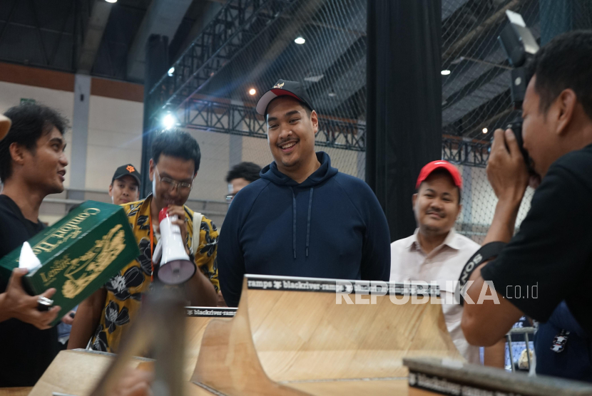 Menteri Pemuda dan Olahraga Republik Indonesia (Menpora RI) Dito Ariotedjo mengunjungi Jakarta Sneaker Day (JSD) 2025 di Jakarta International Convention Center (JICC), Senayan, Jakarta, Sabtu (15/2/2025) malam. 