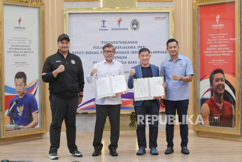 Menteri Pemuda dan Olahraga Republik Indonesia (Menpora RI) Dito Ariotedjo (kiri) dalam penandatanganan Perjanjian Kerja Sama (PKS) antara Deputi Pengembangan Industri Olahraga Raden Isnanta (kiri) dengan Direktur Utama I.League (PT Liga Indonesia Baru) Ferry Paulus (kedua kanan) di Kemenpora, Jakarta, Senin (28/7/2025)..