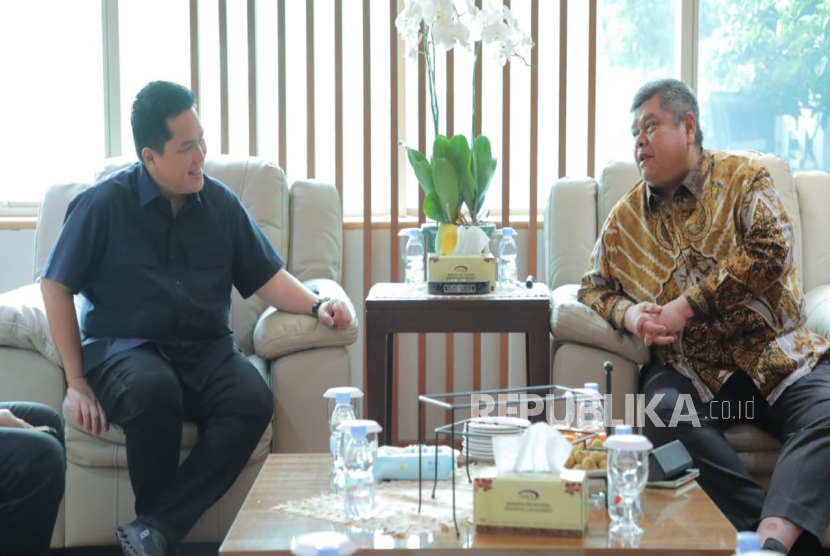 Menteri Pemuda dan Olahraga Republik Indonesia (Menpora RI) Erick Thohir (kiri) berbincang dengan Kepala Badan Pengawasan Keuangan dan Pembangunan (BPKP) Muhammad Yusuf Ateh di Kantor BPKP, Jakarta, Kamis (2/10/2025).