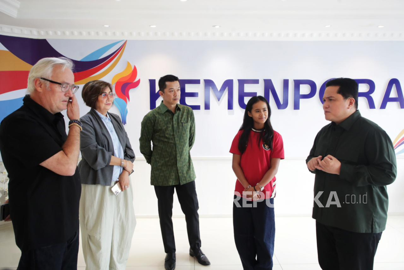 Menteri Pemuda dan Olahraga Republik Indonesia (Menpora RI) Erick Thohir (kanan) menerima atlet snowboarding berusia 13 tahun, Zazi Betari Landman (kedua kanan) di Kemenpora, Jumat (3/10/2025)..