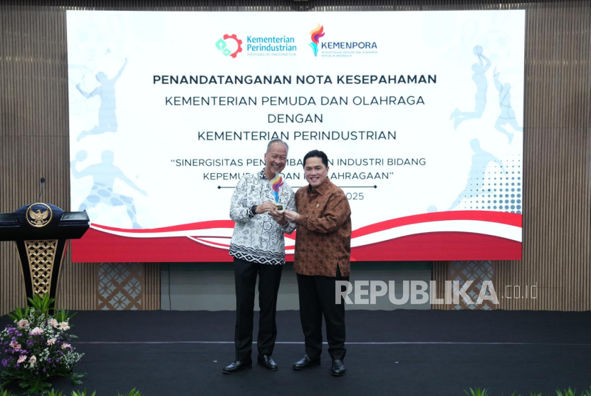 Menteri Pemuda dan Olahraga Republik Indonesia (Menpora RI) Erick Thohir (kanan) usai menandatangani Nota Kesepahaman (MoU) dengan Menteri Perindustrian RI Agus Gumiwang Kartasasmita di Kantor Ditjen Kementerian Perindustrian, Jakarta, Selasa (25/11/2024). 