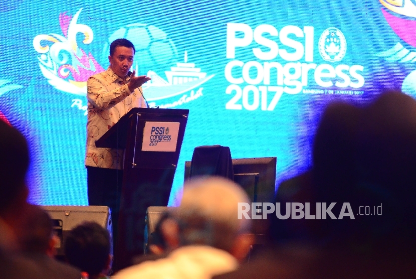 Menteri Pemuda dan Olahraga RI, Imam Nahrawi memaparkan pidatonya pada Kongres Tahunan PSSI 2017, di Hotel Aryaduta, Kota Bandung, Ahad (8/1).