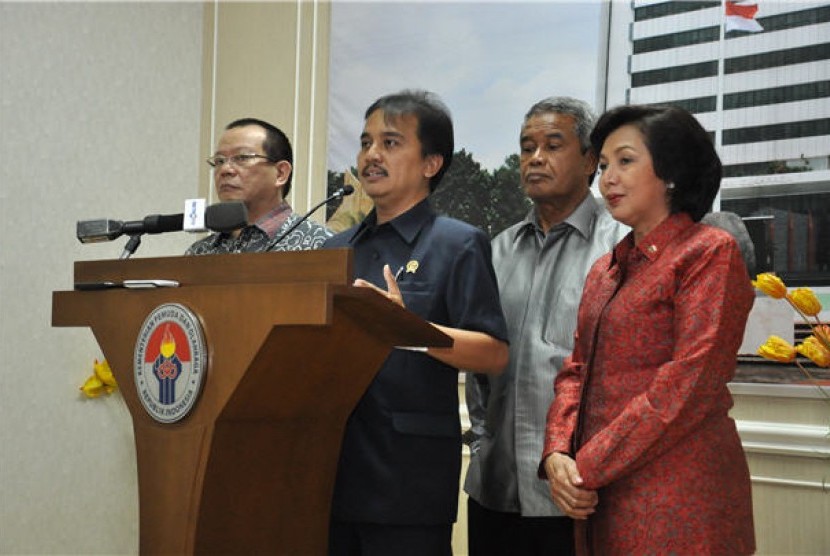 Menteri Pemuda dan Olahraga, Roy Suryo (dua kiri), mengumumkan rekonsiliasi antara PSSI dan KPSI di kantor Kemenpora, Jakarta, Senin (18/2). 