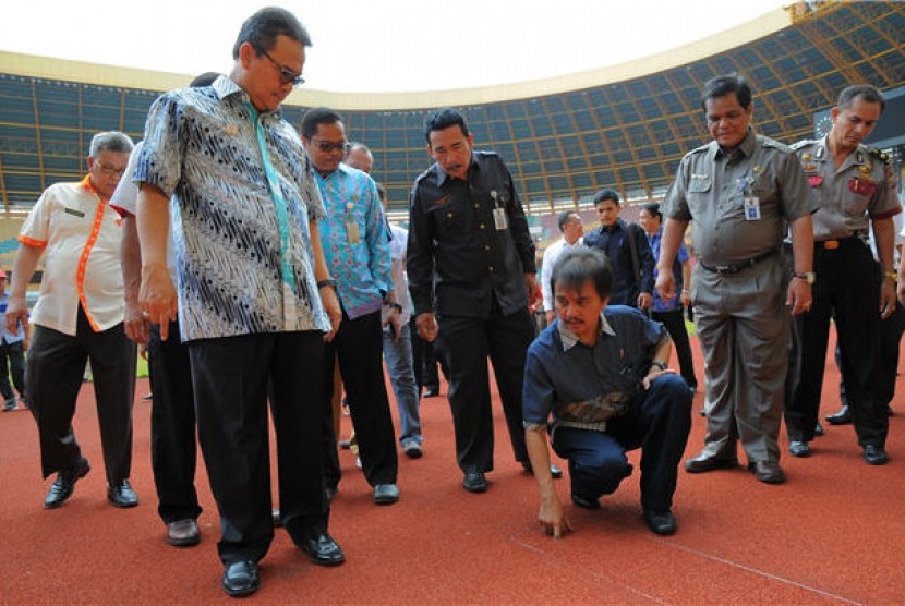 Menteri Pemuda dan Olahraga, Roy Suryo (kanan bawah), meninjau Stadion Utama Riau, Pekanbaru, Kamis (7/3). 