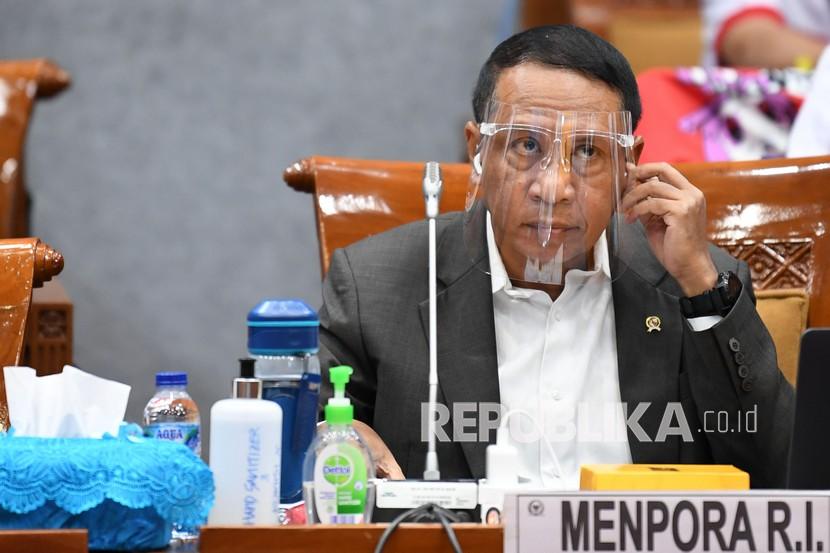 Menteri Pemuda dan Olahraga Zainuddin Amali mengikuti rapat kerja bersama Komisi X DPR di Kompleks Parlemen Senayan, Jakarta, Kamis (27/8/2020). Rapat kerja tersebut tentang Pembahasan Laporan Keuangan Pemerintah Pusat APBN TA. 2019. 