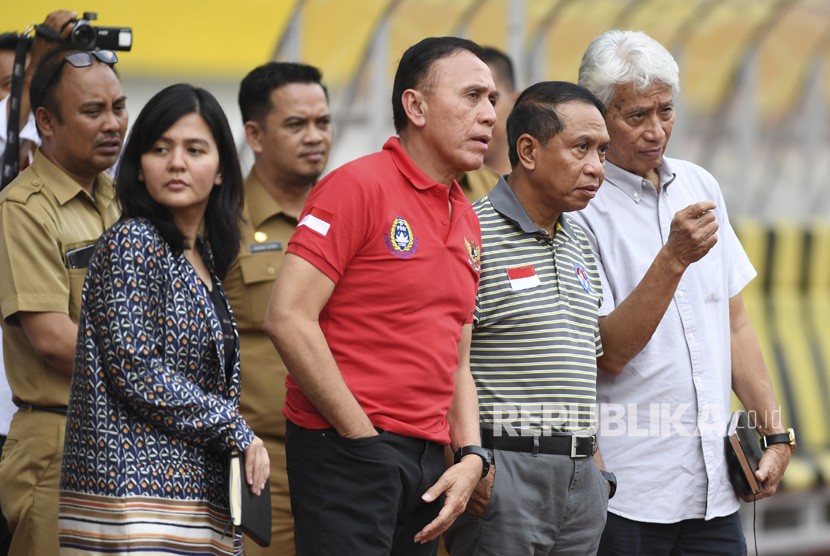 Menteri Pemuda dan Olahraga Zainudin Amali (kedua kanan) bersama Ketua Umum PSSI Mochamad Iriawan (kedua kanan), Sekjen PSSI Ratu Tisha Desria (kiri), dan Direktur Teknik Tim Nasional Indonesia PSSI Danurwindo (kanan) meninjau seleksi pemain timnas Indonesia U-19 di Stadion Wibawa Mukti, Cikarang, Bekasi, Jawa Barat, Senin (13/1).