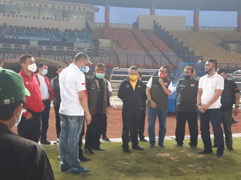 Menteri Pemuda dan Olahraga Zainudin Amali (masker kuning) memantau persiapan Stadion Si Jalak Harupat untuk gelaran Piala Dunia U-20 di Stadion Si Jalak Harupat, Kabupaten Bandung, Sabtu (28/11). 
