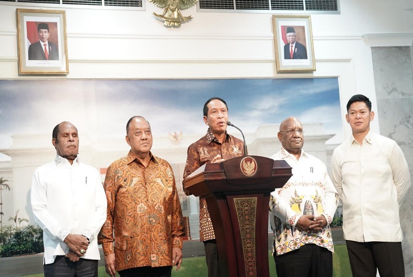 Menteri Pemuda dan Olahraga Zainudin Amali menggelar jumpa pers Ketum Komite Olahraga Nasional Indonesia (KONI)  Marciano Norman, Ketua National Olympic Committe (NOC) Indonesia Raja Sapta Oktohari dan Pemda Papua.