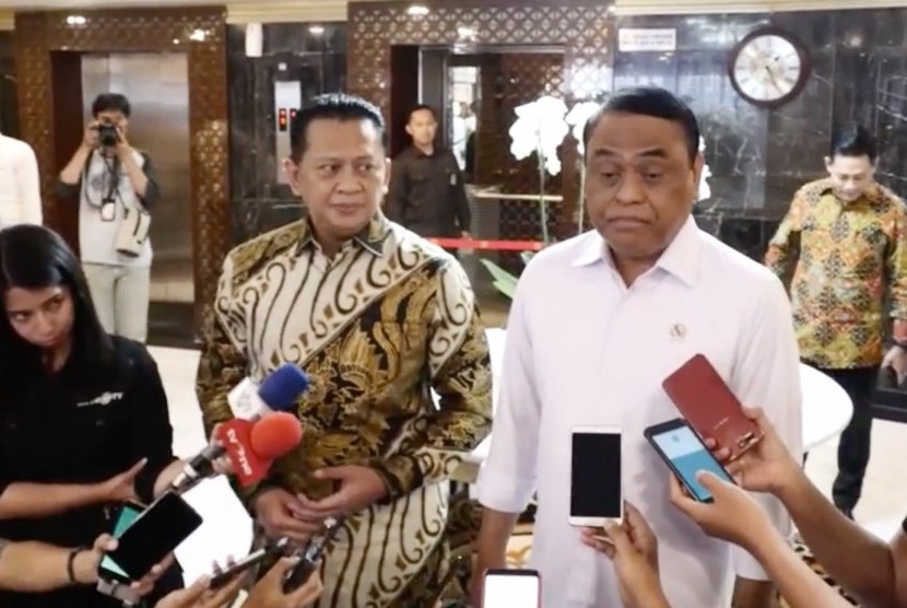 Menteri Pendayagunaan Aparatur Negara dan Reformasi Birokrasi (Menpan RB), Syafruddin (Kanan) dan Ketua Dewan Perwakilan Rakyat (DPR) Bambang Soesatyo (Kiri)