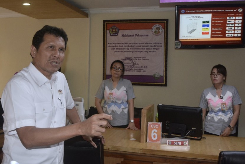 Menteri Pendayagunaan Aparatur Negara dan Reformasi Birokrasi (Menpan-RB) Asman Abnur (kiri) meninjau gedung pelayanan publik Sewaka Dharma di Kota Denpasar, Bali, Senin (28/8). 