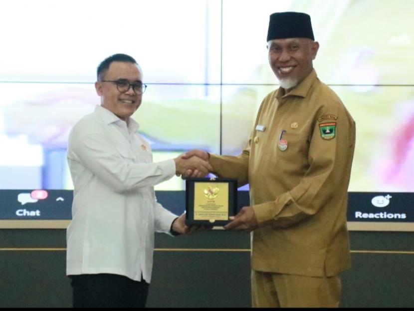 Menteri Pendayagunaan Aparatur Negara dan Reformasi Birokrasi (MenPan RB) Abdullah Azwar Anas, memuji atas kinerja Pemerintah Provinsi Sumatera Barat (Pemprov Sumbar) dalam penerapan Sistem Pemerintah Berbasis Elektronik (SPBE) dengan tingkat kematangan baik. 