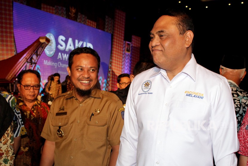 Wakil Gubernur Sulawesi Selatan, Andi Sudirman Sulaiman (kiri) saat bersama Menteri Pendayagunaan Aparatur Negara dan Reformasi Birokrasi (PANRB), Syafruddin (kanan) 