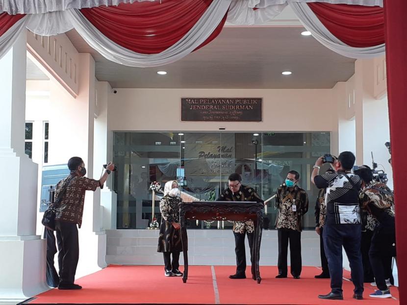 Menteri Pendayagunaan Aparatur Negara dan Reformasi Birokrasi (PANRB) Tjahjo Kumolo meresmikan Mal Pelayanan Publik (MPP) di Jalan Jenderal Sudirman, Solo, Jawa Tengah, pada Jumat (28/8).