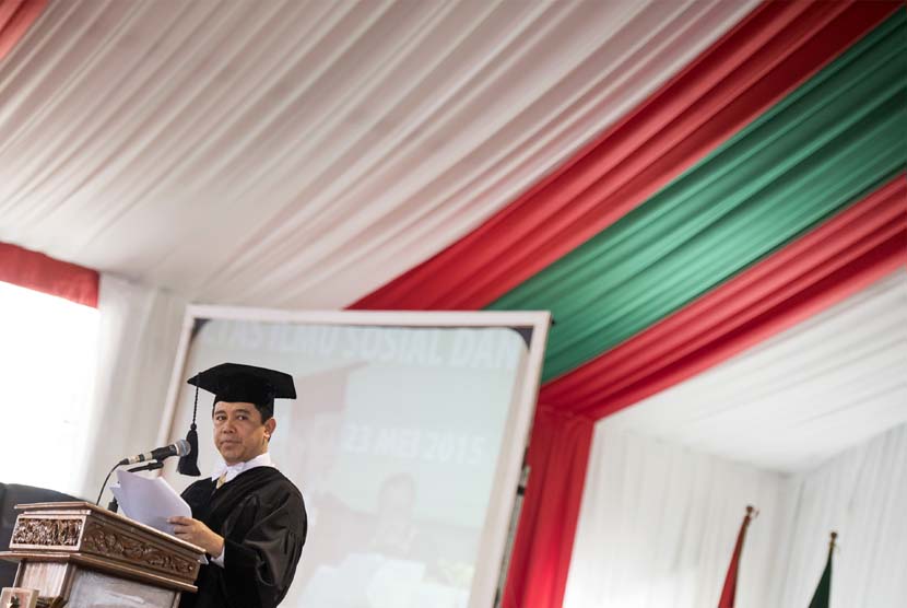 Menteri Pendayagunaan Aparatur Negara dan Reformasi Birokrasi, Prof. Dr. Yuddy Chrisnandi M.E, memberikan pidato pengukuhan di Universitas Nasional (Unas), Jakarta, Sabtu (23/5). 