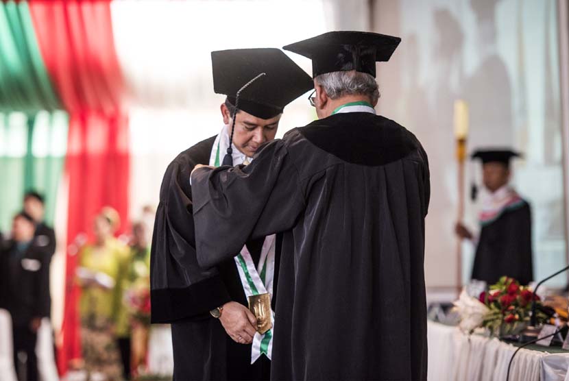 Menteri Pendayagunaan Aparatur Negara dan Reformasi Birokrasi, Prof. Dr. Yuddy Chrisnandi M.E (kiri), mengikuti proses pengukuhan Guru Besar di Universitas Nasional (Unas), Jakarta, Sabtu (23/5). 