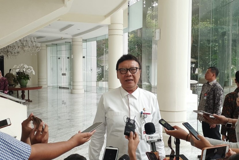 Menteri Pendayagunaan Aparatur Negara dan Reformasi Birokrasi Tjahjo Kumolo usai menemui Wapres Ma'ruf Amin di Kantor Wapres, Jakarta, Selasa (12/11).
