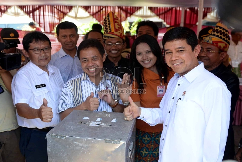 Menteri Pendayagunaan Aparatur Negara dan Reformasi Birokrasi Yuddy Chrisnandi (kanan) bersama Wali Kota Depok Nur Mahmudi Ismail (tengah) meninjau pemilihan Wali Kota Depok di TPS Kampung Pilkada RW 03, Depok, Jawa Barat, Rabu (9/12).