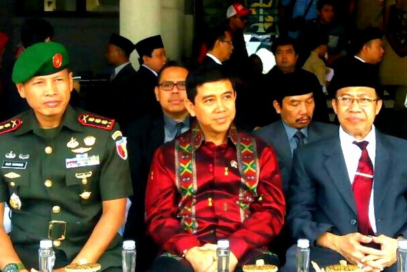 Menteri Pendayagunaan Aparatur Negara dan Reformasi Birokrasi Yuddy Chrisnandi (tengah).