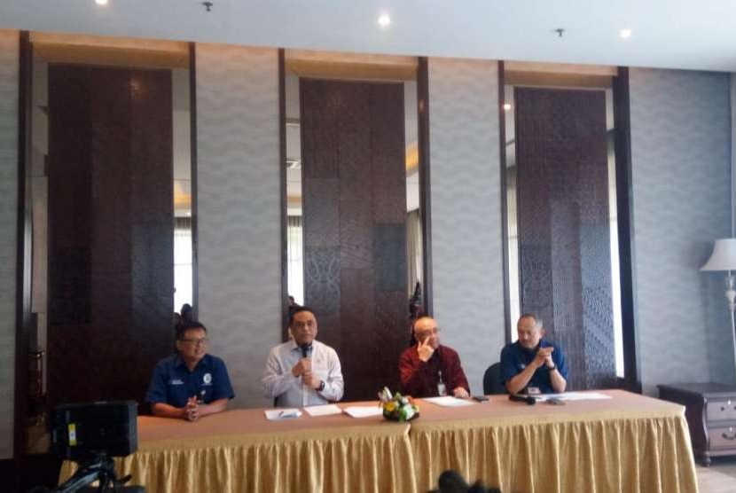 Menteri Pendayagunaan Aparatur Negera dan Reformasi Birokrasi (MenPAN-RB) Syafruddin (kemeja putih) memimpin konferensi pers terkait pembukaan CPNS tahun 2018 di hotel Bidakara Jakarta, Kamis (6/9).