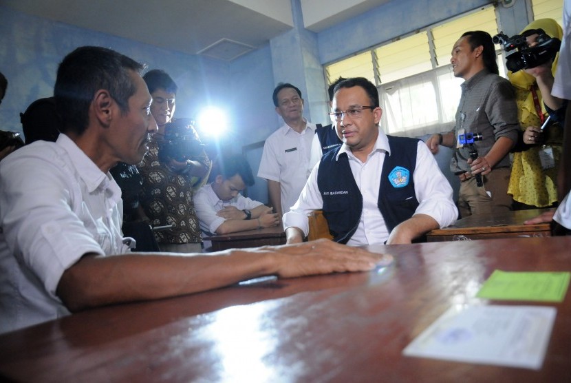 Menteri Pendidikan dan Kebudayaan Anies Baswedan (kedua kanan) berbincang dengan salah satu peserta Ujian Nasional (UN) kesetaraan Paket C saat meninjau pelaksanaannya di SMA Al-Muhajirin, Depok, Jawa Barat, Rabu (6/4).