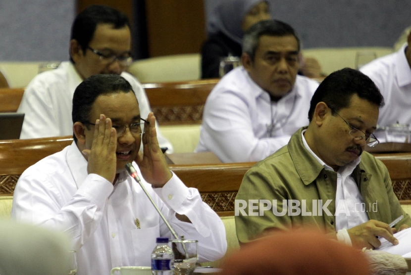 Menteri Pendidikan dan Kebudayaan Anies Baswedan (kiri) mengikuti rapat kerja dengan Komisi X DPR RI di Kompleks Parlemen, jakarta, Senin (1/2). 