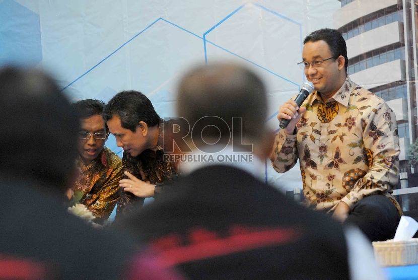  Mendikbud Anies Baswedan memberiakan paparannya kepada para kepala sekolah berintegritas di Gedung KPK, Jakarta, Selasa (22/12). (Republika/Agung Supriyanto)