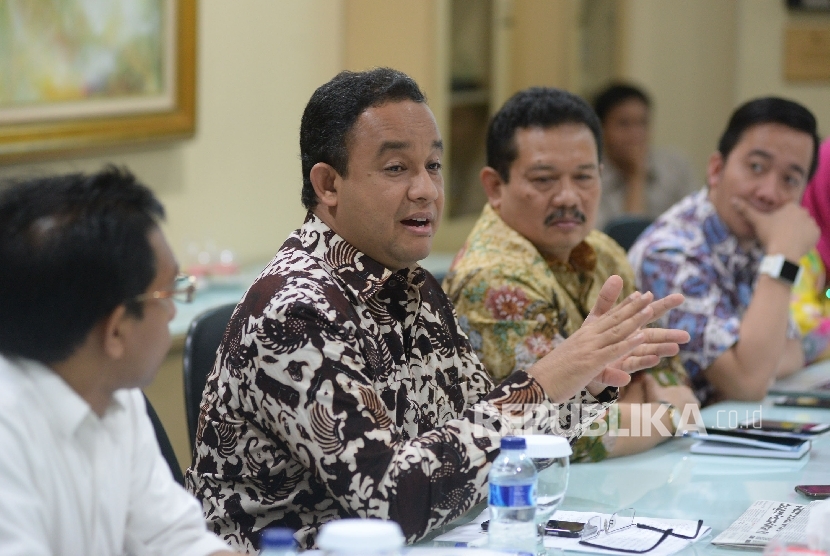 Menteri Pendidikan dan Kebudayaan Anies Baswedan memberikan paparan kinerja setahun kemendikbud saat bersilahtuhrahmi di Kantor Redaksi Republika, Jakarta,Rabu (17/2)