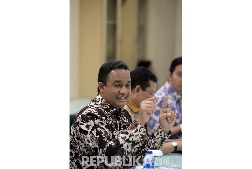 Menteri Pendidikan dan Kebudayaan Anies Baswedan memberikan paparan kinerja setahun kemendikbud saat bersilahtuhrahmi di Kantor Redaksi Republika, Jakarta,Rabu (17/2).