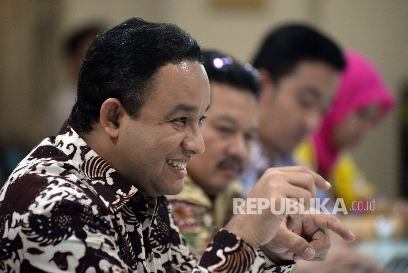 Menteri Pendidikan dan Kebudayaan Anies Baswedan memberikan paparan kinerja setahun kemendikbud saat bersilahtuhrahmi di Kantor Redaksi Republika, Jakarta,Rabu (17/2).