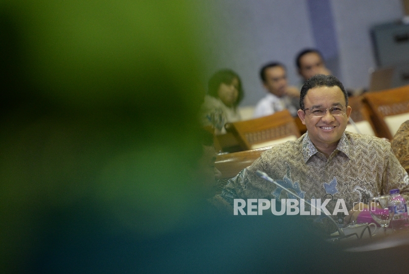 Menteri Pendidikan dan Kebudayaan Anies Baswedan mengikuti rapat kerja bersama Komisi X DPR RI di Komplek Parlemen Senayan, Jakarta, Rabu (25/5). (Republika/Wihdan)